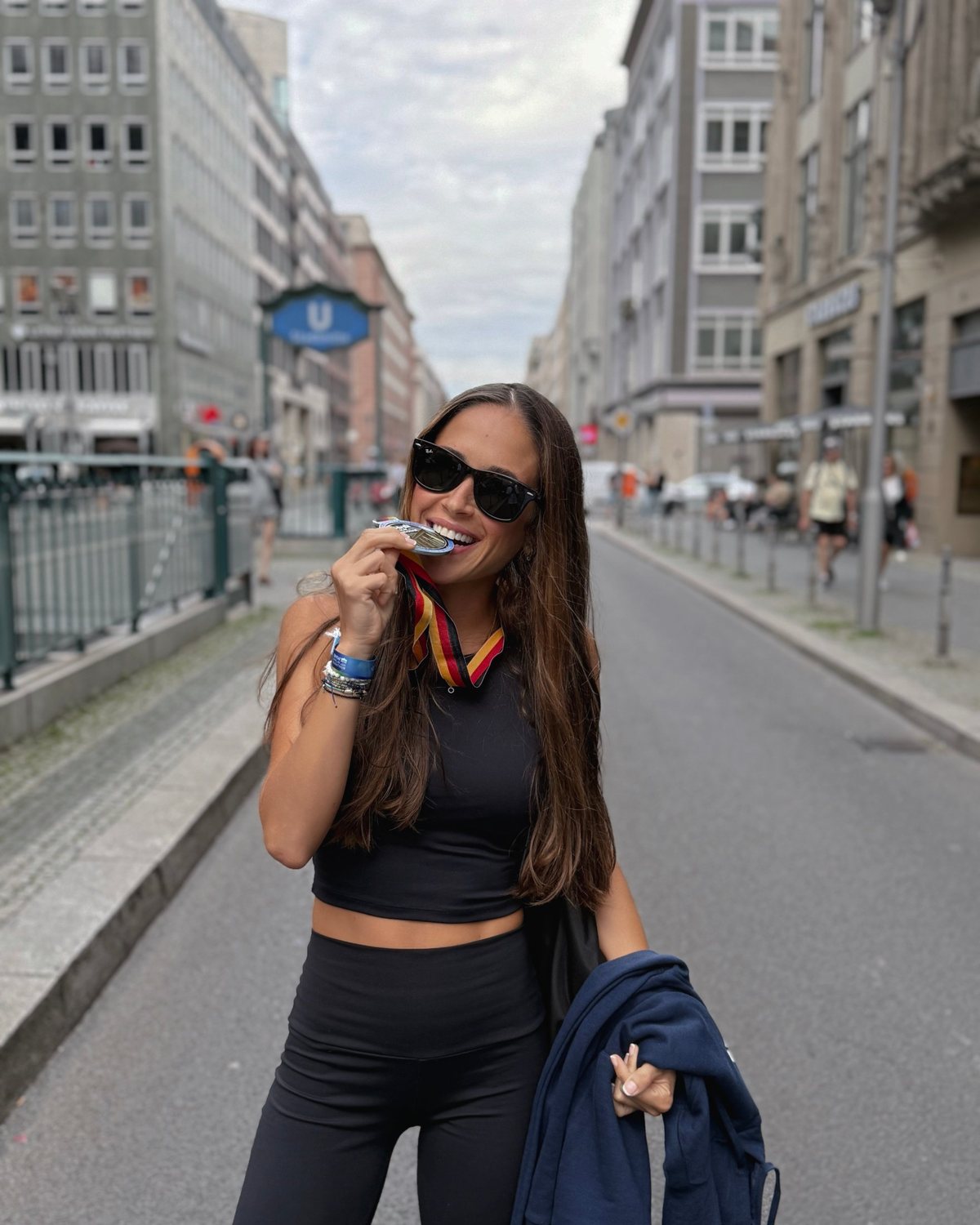 Andrea Carratalà sonriendo con la medalla de la maratón de Berlín