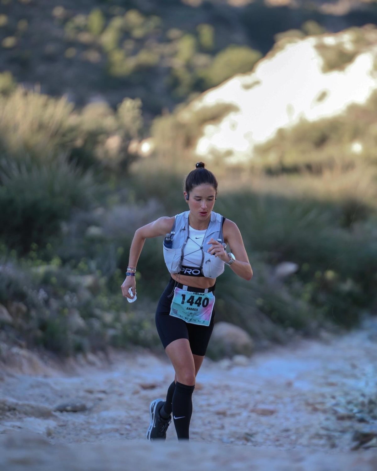 Andrea corriendo un sendero de montaña con el dorsal 1440