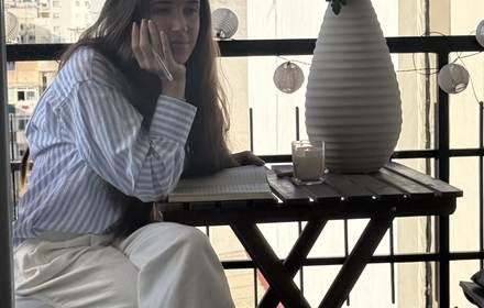 Andrea escribiendo en su cuaderno
